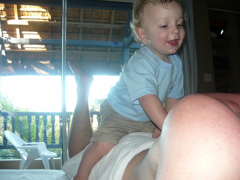 P1000172.JPG - Gustaf puts After Sun on our back