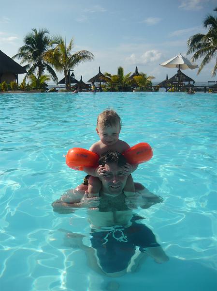 P1000217.JPG - Aqua gymnastics for Mattias