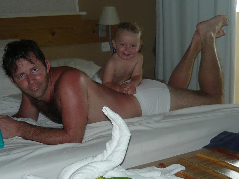 P1000228.JPG - After sun massage from Gustaf