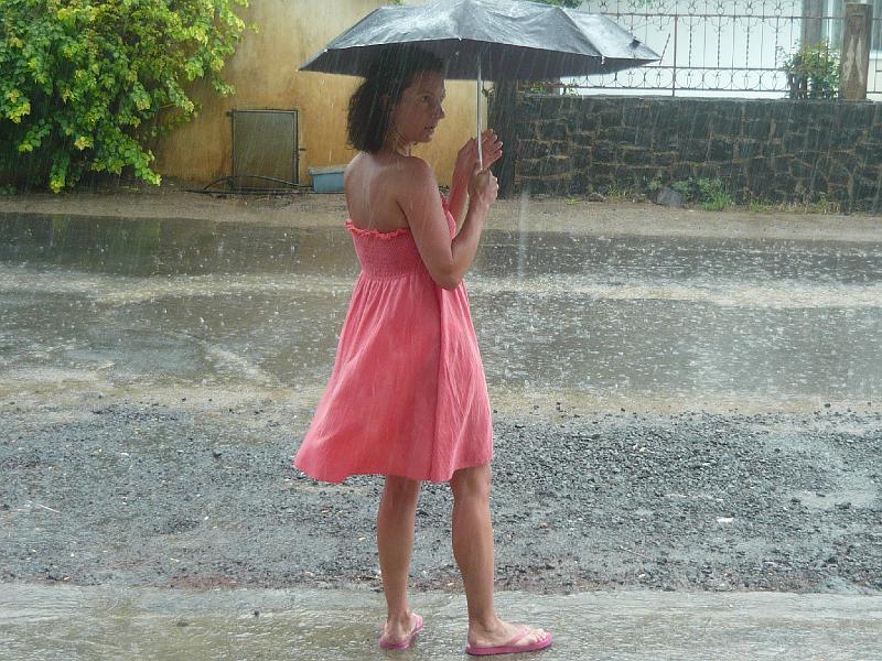P1000240.JPG - Our walk to Aquarium took 20 meters before the sky was opened...