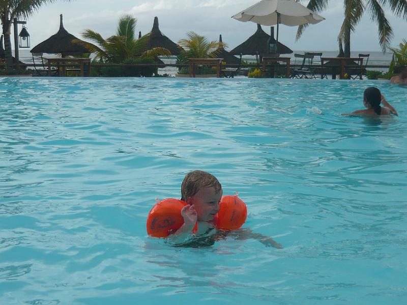 P1000251.JPG - Gustaf alone in the big pool