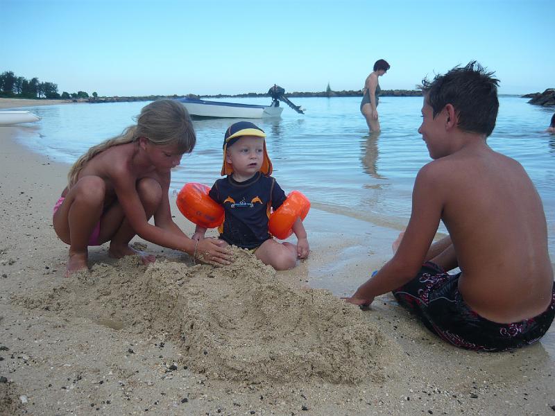 P1000297.JPG - Building castles with swedish friends